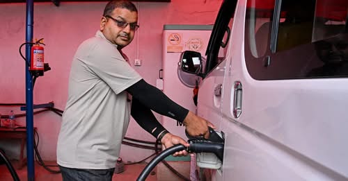 Une recharge y coûte 8 fois moins cher qu&rsquo;un plein de diesel: les Népalais se ruent vers les voitures électriques pour échapper à la flambée du carburant
