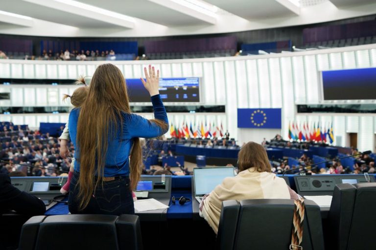 Adoption du droit de vote par procuration pour les députées pendant la grossesse et après la naissance