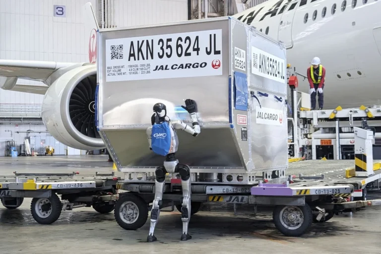 Baggage bots: Chinese humanoid robots roll into Japan’s airports amid labour shortage