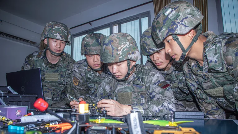 La Chine dévoile sa stratégie de guerre « automatisée » à l&rsquo;aide d&rsquo;essaims de drones