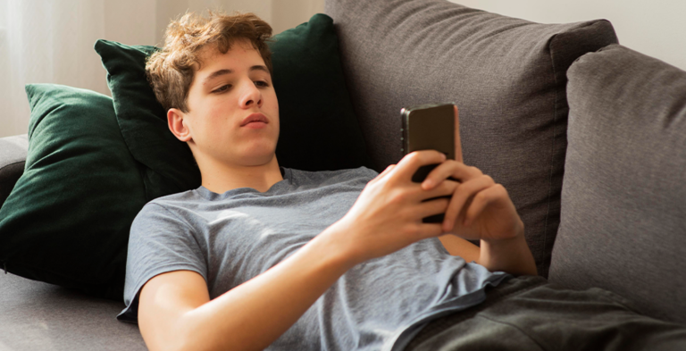 Les réseaux sociaux compromettent la santé mentale des jeunes, selon une étude internationale. – Non Stop Reality