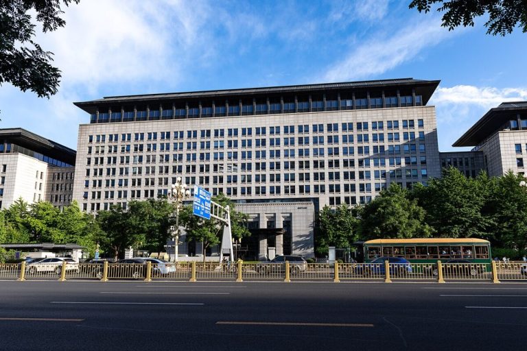 Pékin réagit vivement à l’interdiction des onduleurs chinois par l’UE