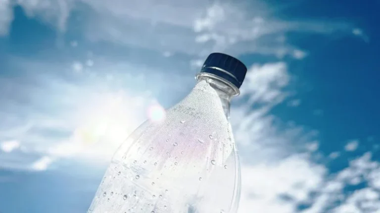Scientists Make Breakthrough in Turning Plastic Trash Into Clean Fuel Using Sunlight