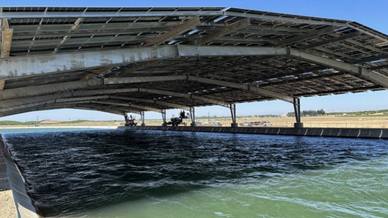 Le solaire installé au-dessus des canaux réduit l’évaporation de l’eau de 70 % et la croissance des algues de 85 %