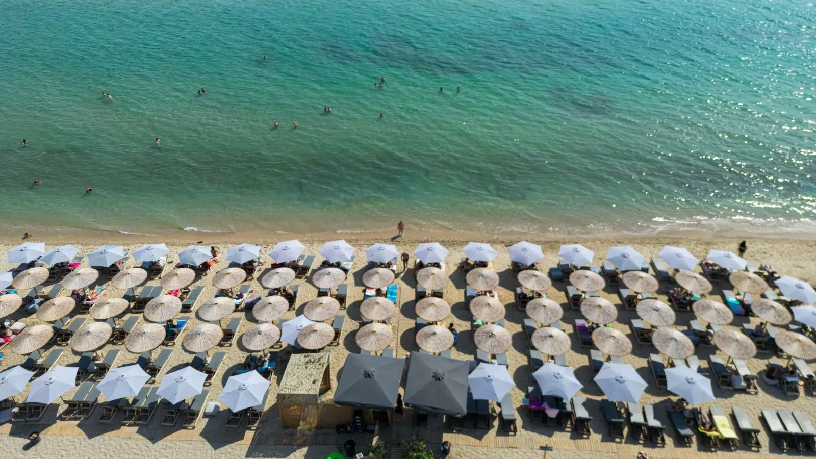 38 millions de visiteurs accueillis pour 10 millions d&rsquo;habitants: face au surtourisme dont son économie dépend largement, la Grèce augmente son nombre de plages protégées (sans transats, ni bars, ni parasols)