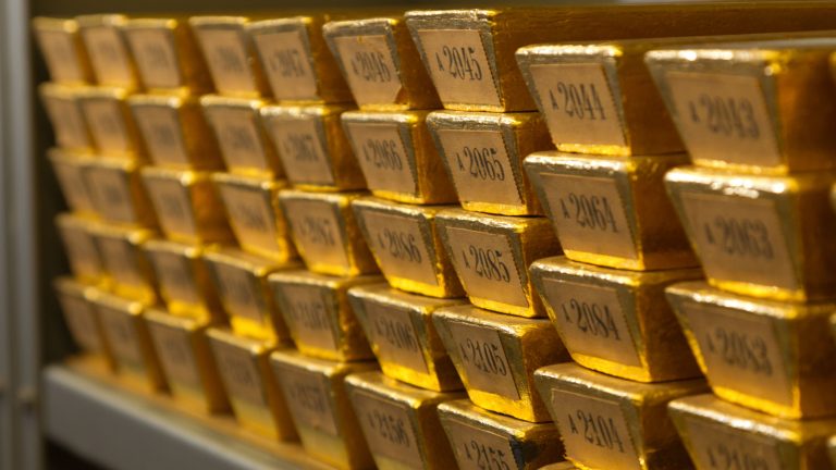 Il est préféré aux bons du Trésor américain: les banques centrales n&rsquo;ont jamais été aussi nombreuses à vouloir augmenter leurs réserves d&rsquo;or (et à les rapatrier dans leurs propres coffres)