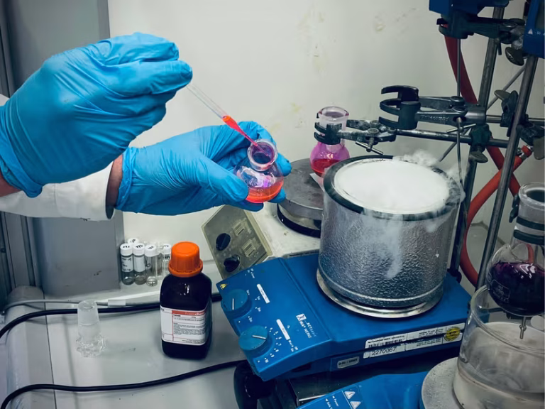 Une avancée majeure pour les chimistes : modifier les molécules au lieu de les reconstituer