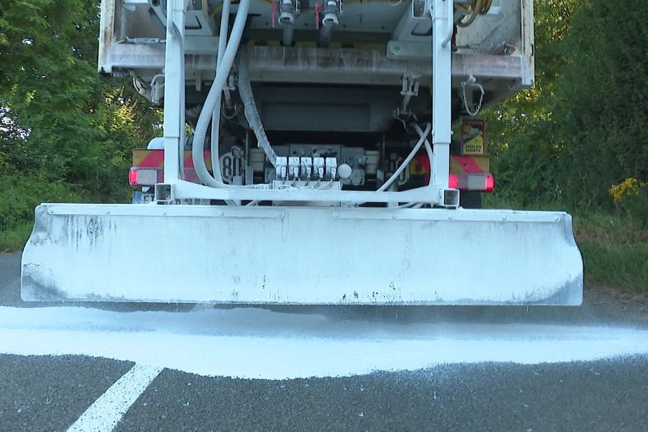 De la chaux sur les routes pour lutter contre la canicule et ses effets sur le bitume : une solution économique et écologique