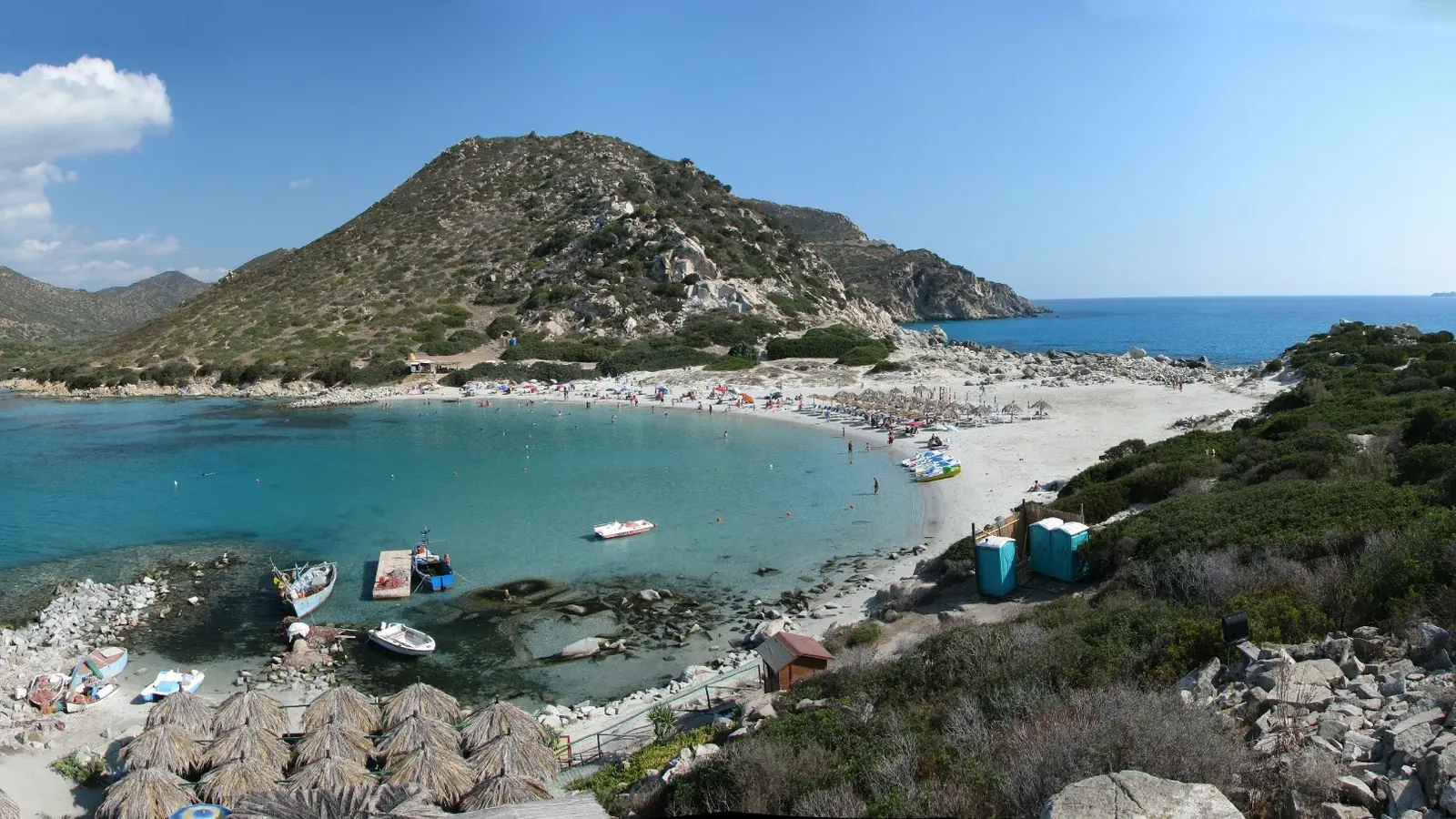 « Ceux qui n’ont pas d’enfants, ils sont censés se faire rôtir? »: une plage de Sardaigne interdit les parasols aux personnes entre 10 et 65 ans (pour avoir moins de touristes)