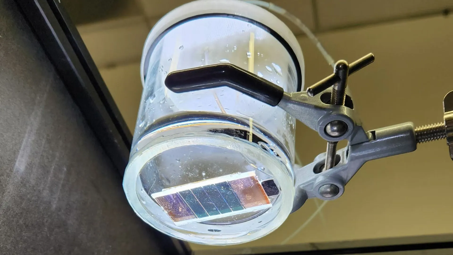 Artificial leaf turns sunlight and CO2 into liquid methanol fuel