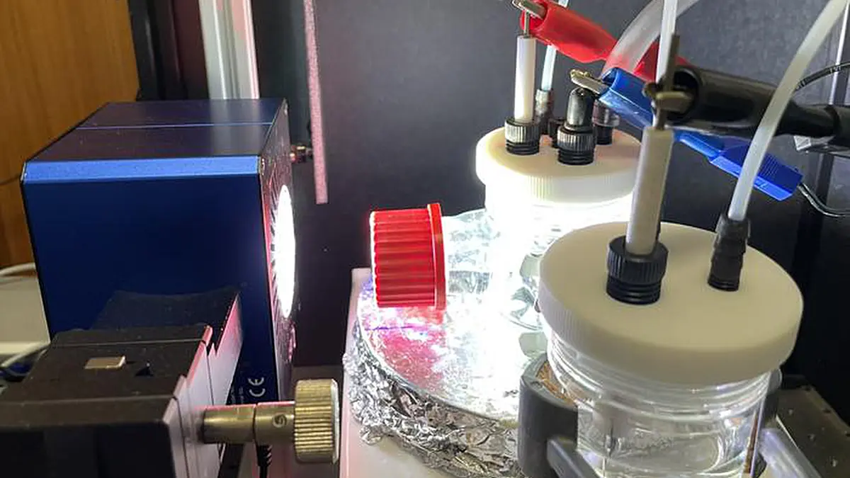 Un photon, deux réactions : un nouveau catalyseur transforme le CO₂ et les biodéchets simultanément