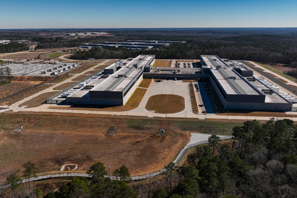 Energy, water use and pollution of AI and data centers rival most countries