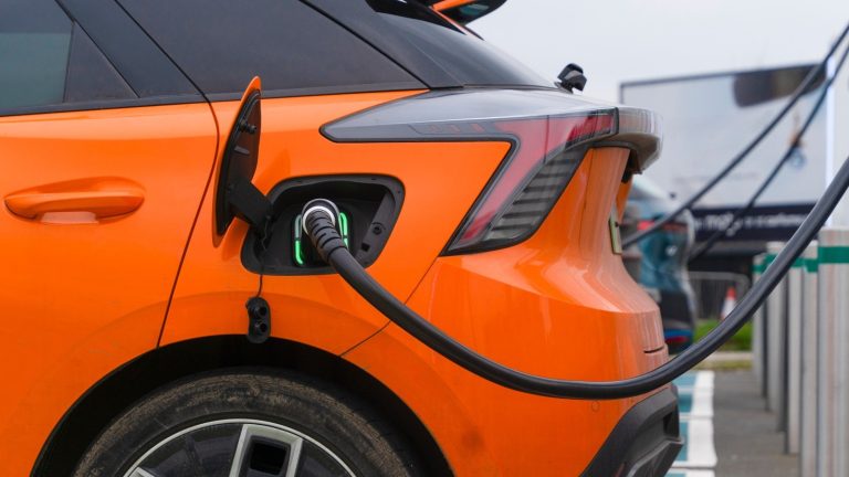 Si vous avez une voiture électrique, vous allez bientôt perdre cet avantage aux bornes de recharge