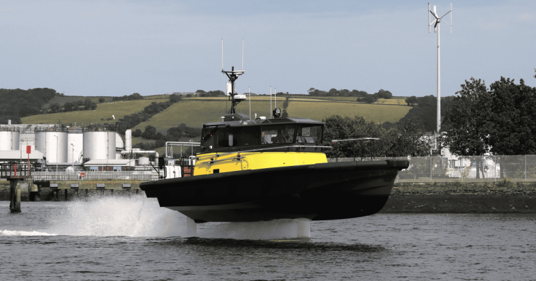 World&rsquo;s first 100% electric hydrofoil pilot boat hits the water