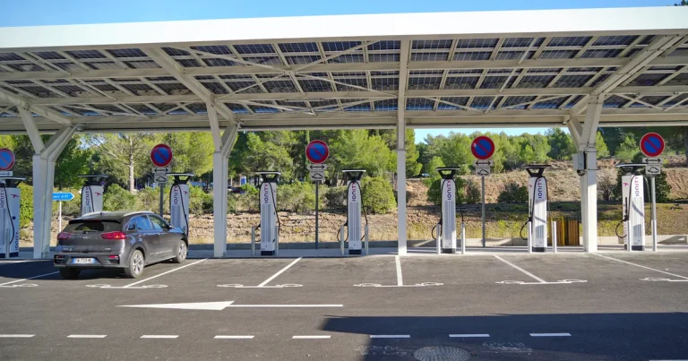 Bornes de recharge : la France largement en avance sur les objectifs…