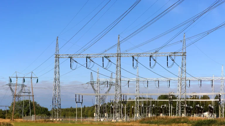 La Finlande va démanteler les pylônes électriques supportant les câbles à fibres optiques russes