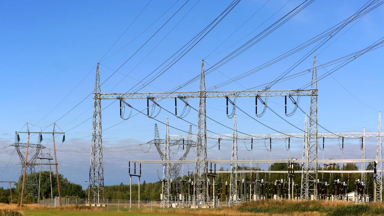 La Finlande va démanteler les pylônes électriques supportant les câbles à fibres optiques russes