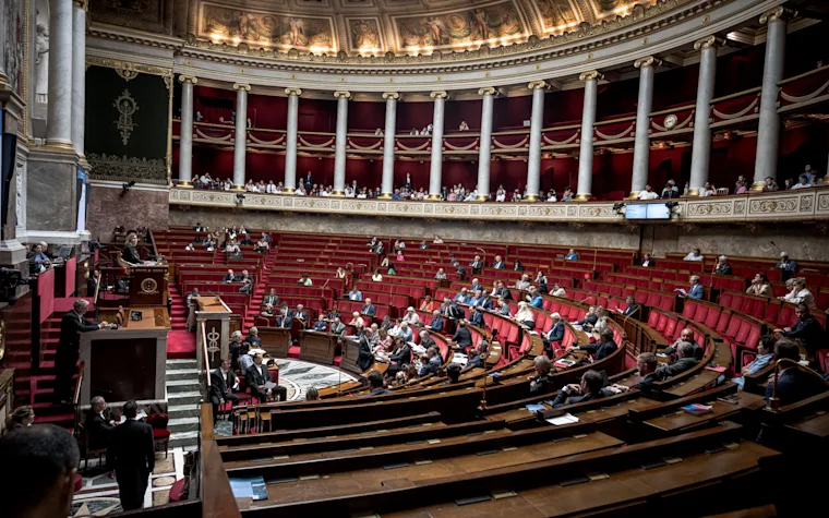La loi sur la fin de vie adoptée par le Parlement : le point d&rsquo;orgue d&rsquo;une promesse phare d&rsquo;Emmanuel Macron
