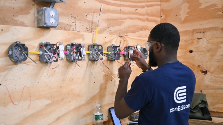 « L&rsquo;IA ne pourra pas prendre nos métiers »: pendant que les cols blancs se font mettre à la porte, une nouvelle génération d&rsquo;Américains se remettent aux métiers manuels (+9% d&rsquo;électriciens doivent être formés)