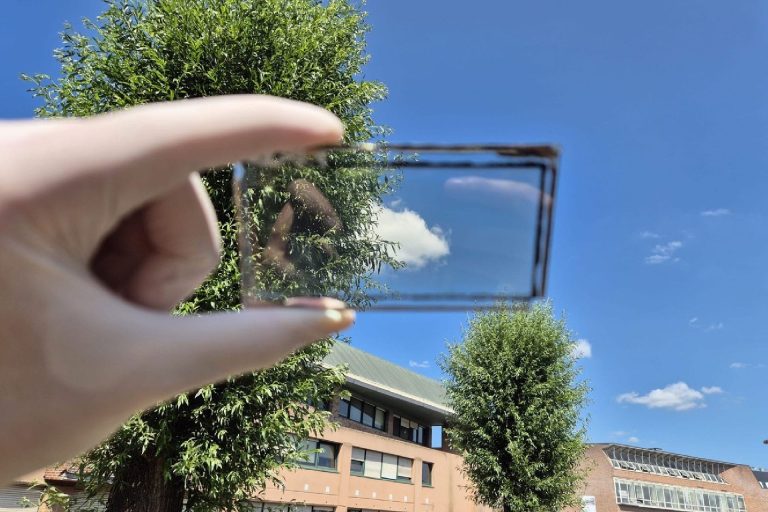 La startup française Crystal Energy (CNRS) transforme les fenêtres en panneaux solaires