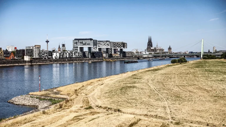 Le Rhin atteint un niveau historiquement bas, avec des répercussions sur la navigation et l’approvisionnement en eau
