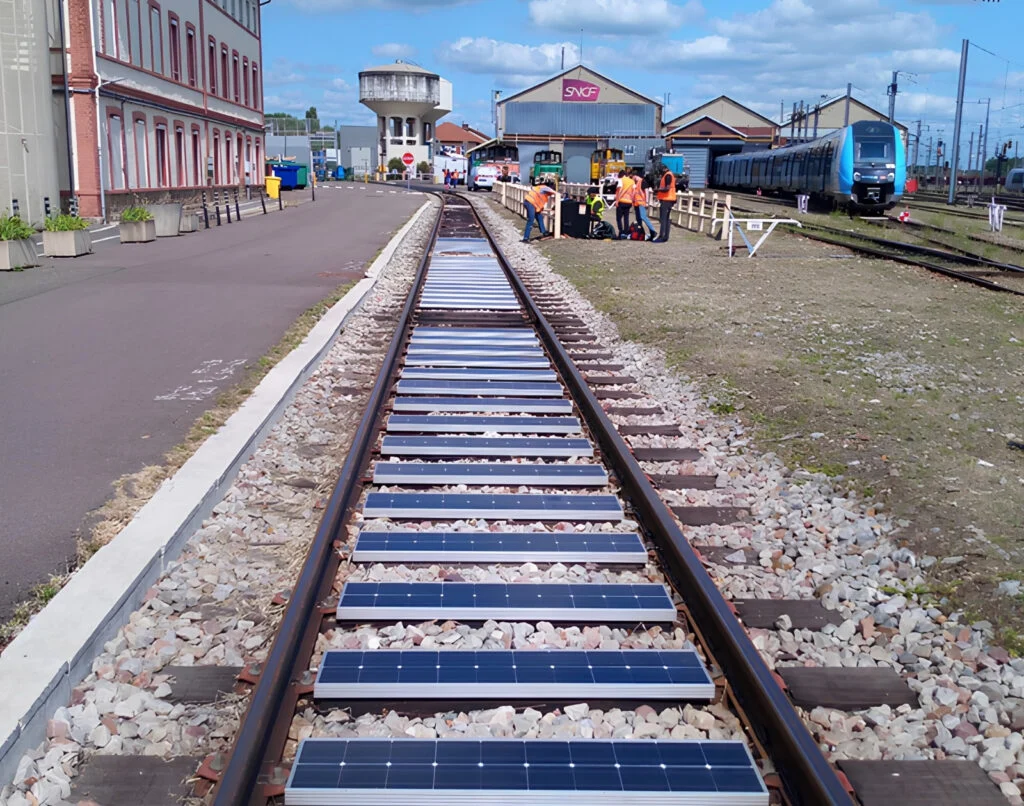 Panneaux solaires sur les rails : la SNCF réalise un premier test