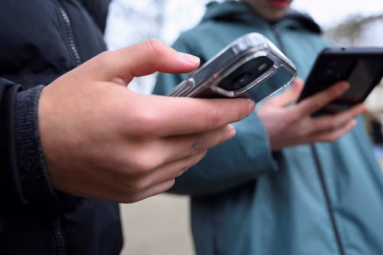 La France bannit les réseaux sociaux pour les moins de 15 ans