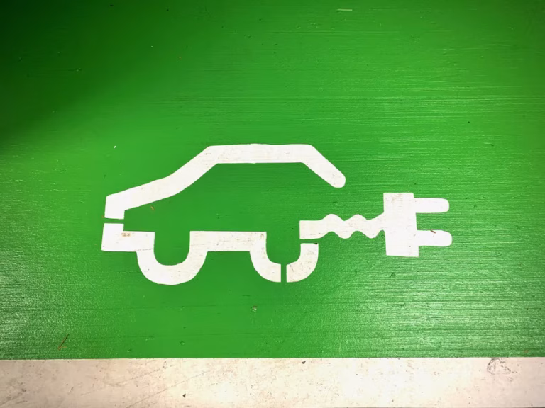 En six mois, les voitures électriques ont presque rattrapé l’essence en Europe