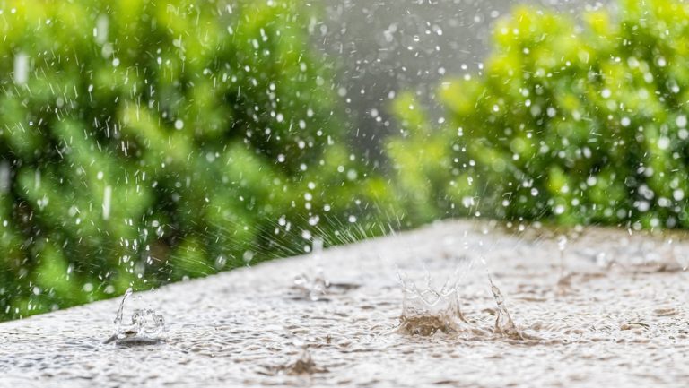 Transformer des gouttes de pluie en électricité : des chercheurs inventent un générateur inédit, flottant et compact
