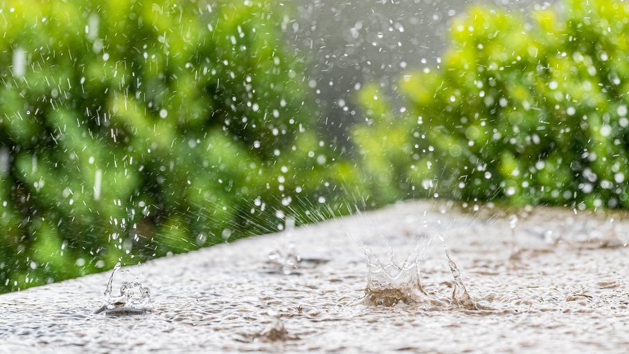 Transformer des gouttes de pluie en électricité : des chercheurs inventent un générateur inédit, flottant et compact