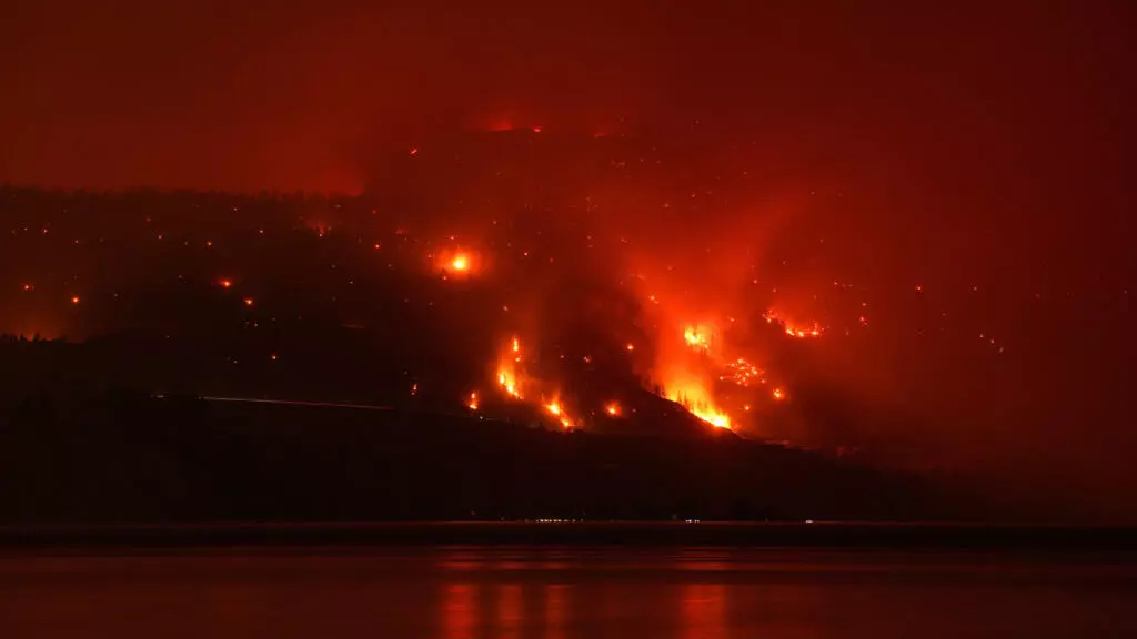 Flammes de 90 mètres, 20 000 évacués: l&rsquo;état d&rsquo;urgence décrété dans l&rsquo;ouest du Canada ravagé par un mégafeu