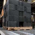 Ce béton fabriqué sans ciment utilise du CO₂ et des résidus d&rsquo;acier pour devenir solide