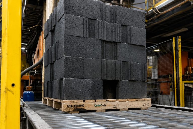 Ce béton fabriqué sans ciment utilise du CO₂ et des résidus d&rsquo;acier pour devenir solide