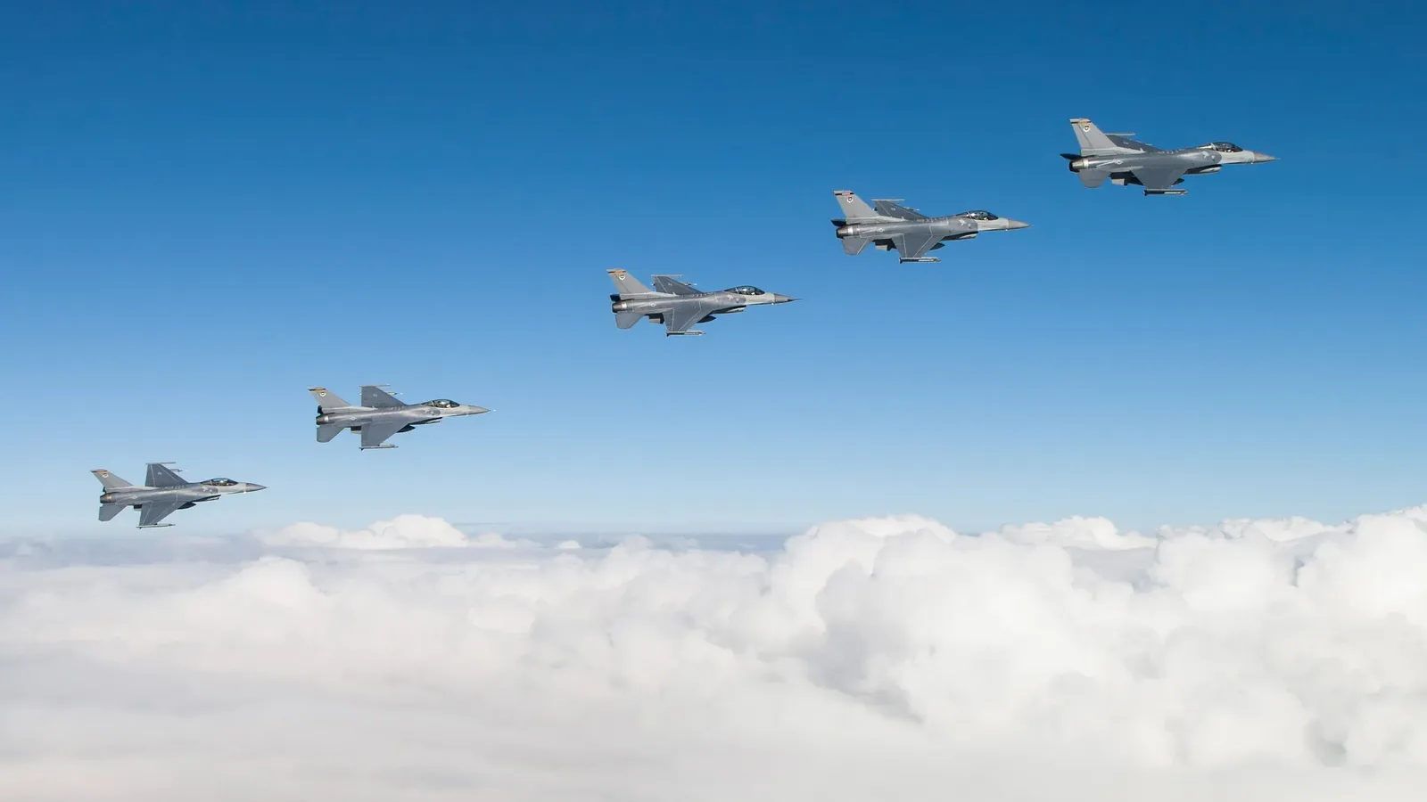 “Un vol révolutionnaire” qui pourrait bien “redéfinir” la guerre du futur: pour la première fois, l’armée américaine a fait voler un F-16 entièrement grâce à l’IA