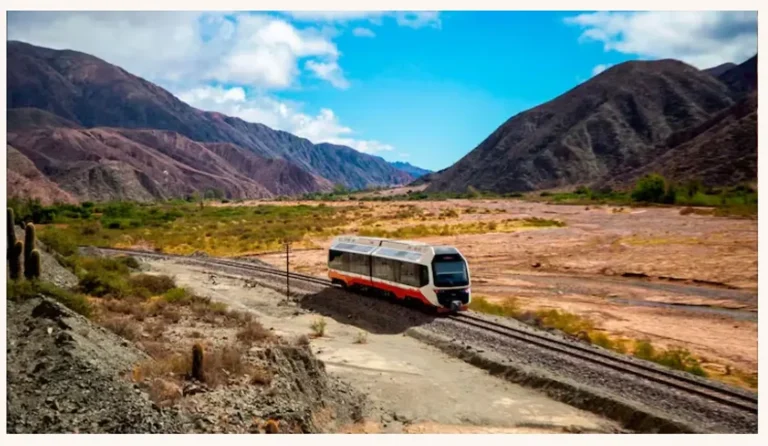 En Argentine, ce train touristique fabriqué par le géant chinois CRRC avance grâce à l&rsquo;énergie solaire à travers un site classé au patrimoine mondial de l&rsquo;UNESCO