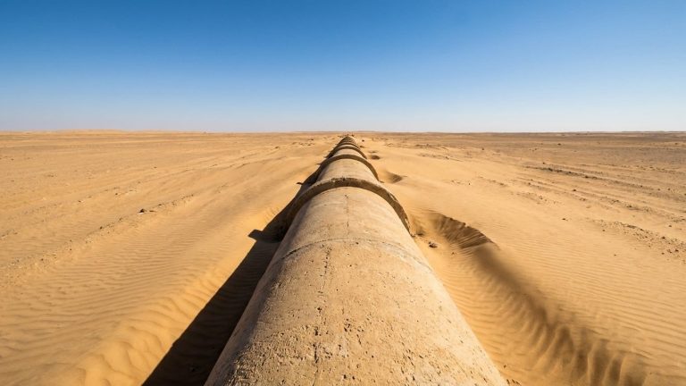 Sous le sable du Sahara courent depuis 1984 des canalisations de béton de 4 mètres de diamètre : ce qu&rsquo;elles vident ne se remplira plus