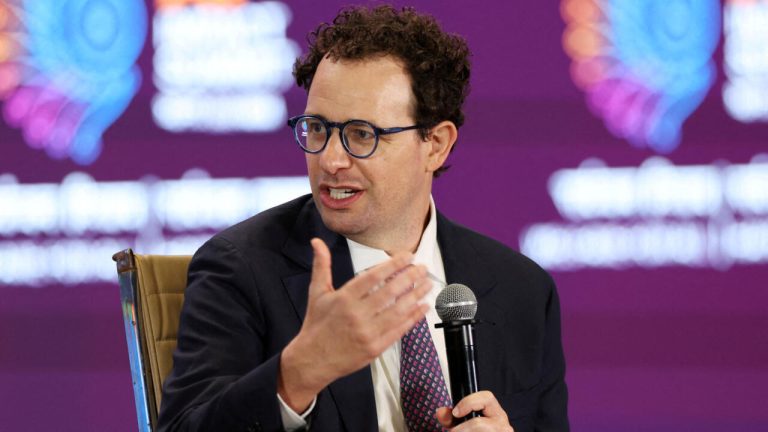 Le patron d&rsquo;Anthropic veut ralentir sur l&rsquo;IA, Musk et Altman le soutiennent