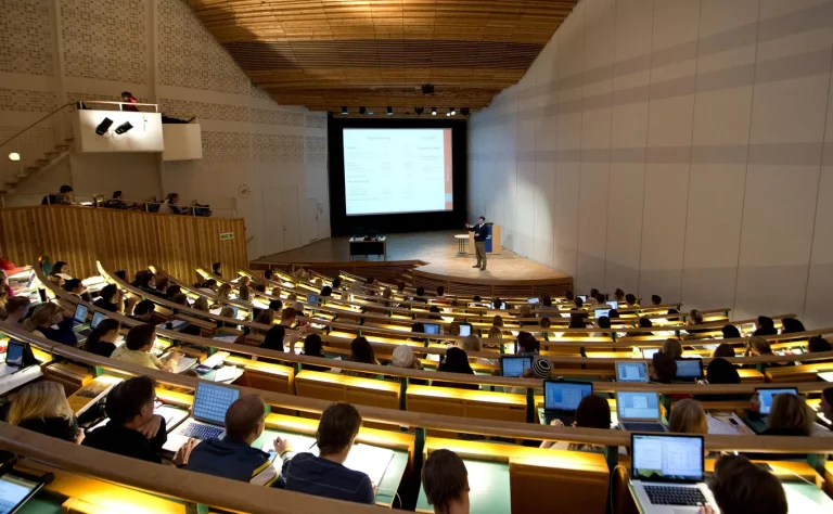 Jusqu’à 1200 € par mois d’aides et de prêt : comment la Suède soutient ses étudiants depuis plus de 100 ans
