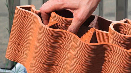 Deux jeunes inventeurs ont conçu une brique capable de refroidir les villes grâce à l&rsquo;électricité, l&rsquo;idée visant à empêcher les bâtiments de contribuer au problème de la chaleur