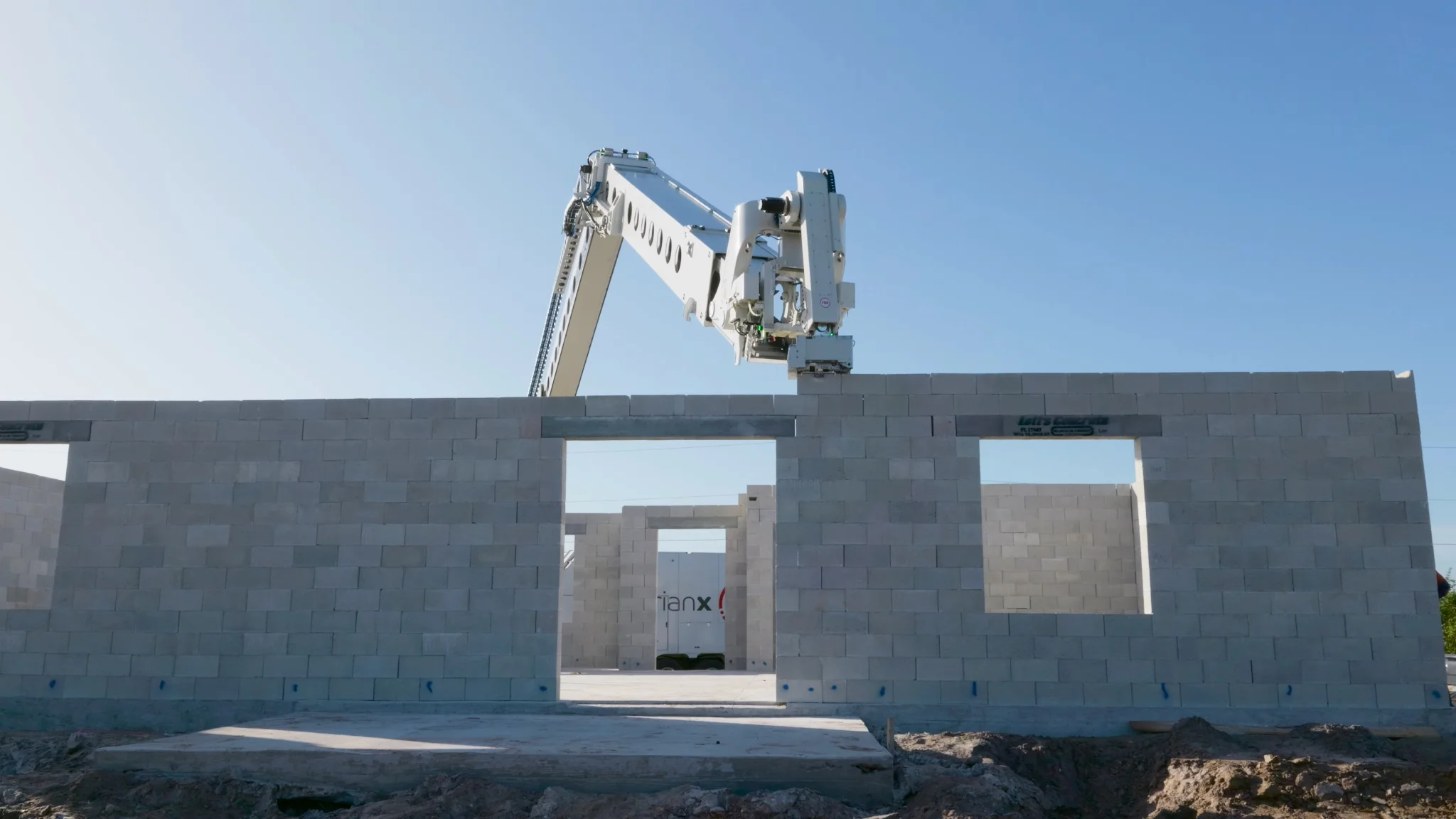 Et si votre future maison était construite par un robot maçon? Hadrian X est un bras mécanique gigantesque capable de construire une maison en deux jours