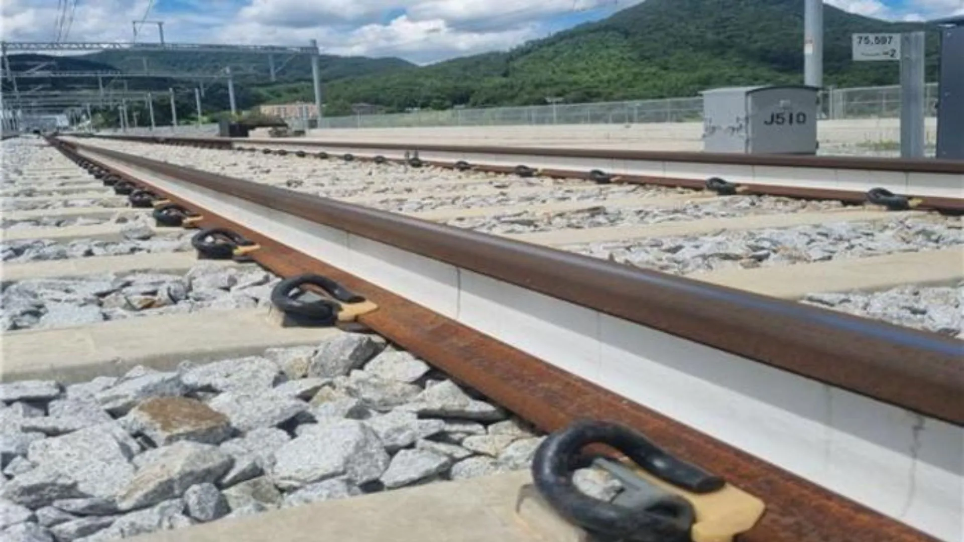 World&rsquo;s first heat-blocking textile cools tracks under 186-mph trains