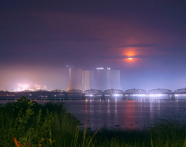 Les chantiers nucléaires se multiplient dans le monde, mais les mises en service sont extrêment lentes