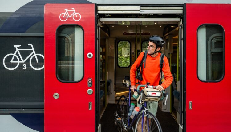 Ferroviaire : le premier train à batteries français entre en service dans le Gard