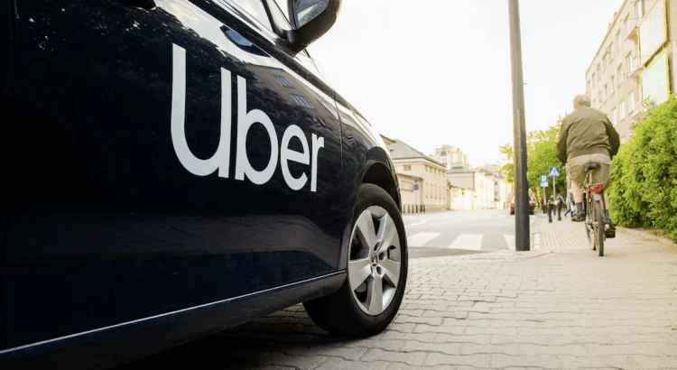 Uber supprime 3300 postes pour accélérer dans la conduite autonome