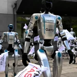 Pologne : un mouvement militant met en scène une manifestation de robots pour réclamer une réglementation de l’intelligence artificielle
