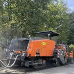 16 000 tonnes de matériaux recyclés, 1 200 rotations de camions en moins, 1,2 M€ économisé… La route « recyclée » en direct dans le plus grand chantier de l&rsquo;ouest de la France
