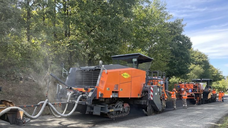 16 000 tonnes de matériaux recyclés, 1 200 rotations de camions en moins, 1,2 M€ économisé… La route « recyclée » en direct dans le plus grand chantier de l&rsquo;ouest de la France