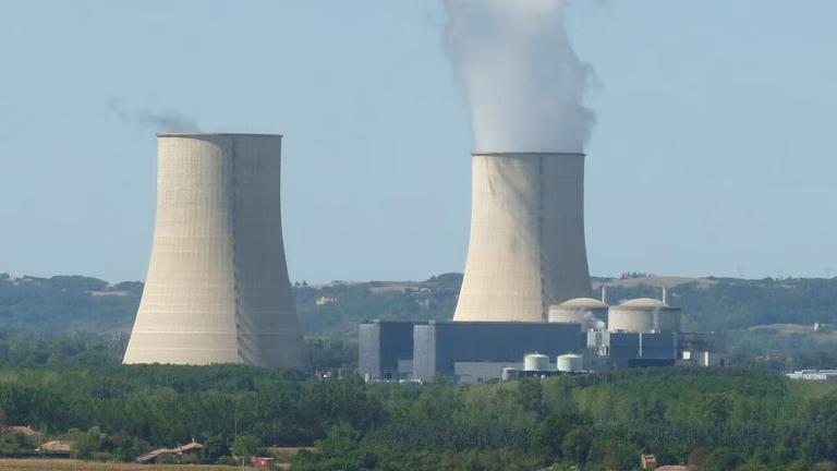 Nucléaire : pour maintenir sa production, EDF veut adapter la réglementation sur la température des fleuves