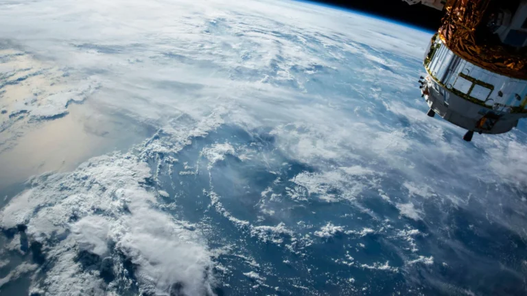 Trop de satellites en orbite : les collisions dans l’espace risquent de se multiplier, alerte l&rsquo;Europe