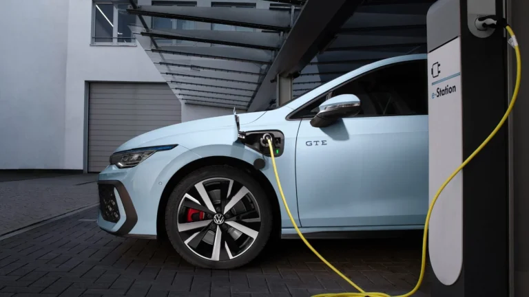 6 fois plus polluantes : les voitures hybrides rechargeables sont-elles le nouveau scandale automobile ?